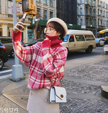 高領(lǐng)毛衣怎么穿好看？教你保暖又減齡的穿法