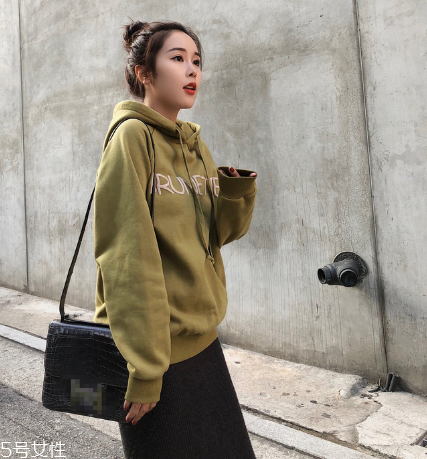 衛(wèi)衣買(mǎi)大點(diǎn)還是小點(diǎn)好？這樣挑選準(zhǔn)沒(méi)錯(cuò)