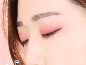 無(wú)妝眼影怎么畫(huà)？巧用粉色系眼影