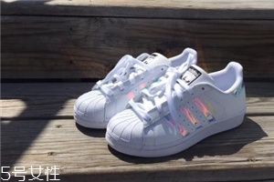 阿迪達(dá)斯有40.5碼嗎？阿迪達(dá)斯鞋碼這樣挑