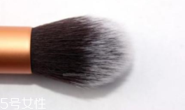 腮紅為什么引起過(guò)敏？腮紅刷該洗了