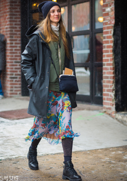 大衣搭配半身裙好看嗎？過年艷壓群芳全靠它