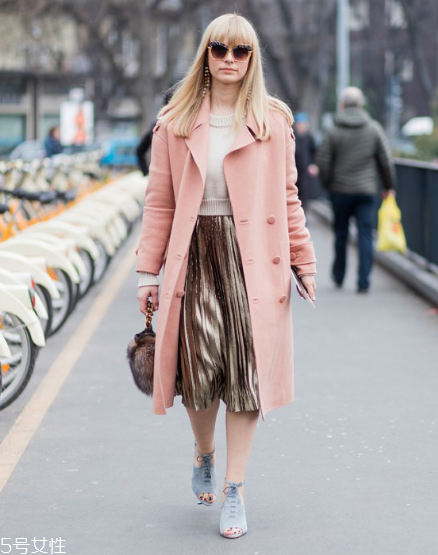 大衣搭配半身裙好看嗎？過年艷壓群芳全靠它