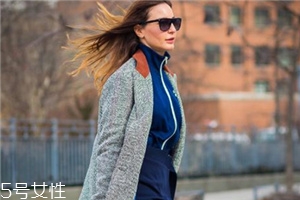 大衣搭配半身裙好看嗎？過年艷壓群芳全靠它