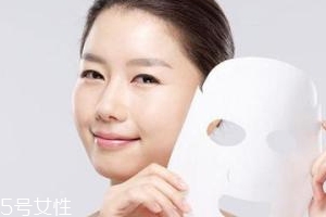 面膜不服帖怎么辦？中間剪開更好敷