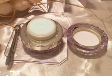 CPB晶致眼霜油不油？水油科學(xué)配比