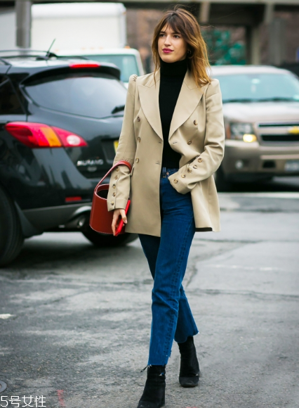 牛仔褲配什么毛衣好看？時髦復(fù)古風(fēng)女王穿搭