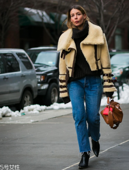 牛仔褲配什么毛衣好看？時髦復(fù)古風(fēng)女王穿搭
