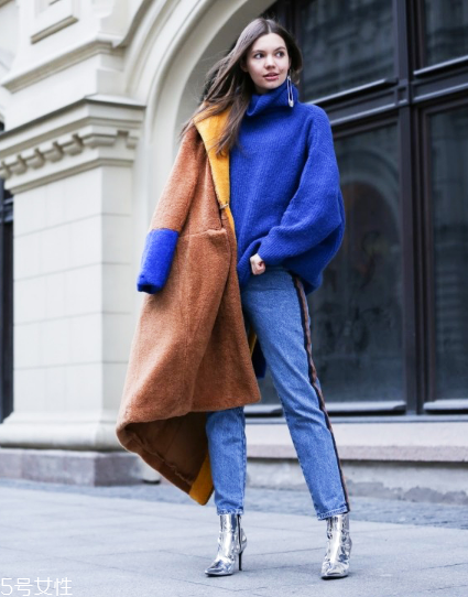 牛仔褲配什么毛衣好看？時髦復(fù)古風(fēng)女王穿搭