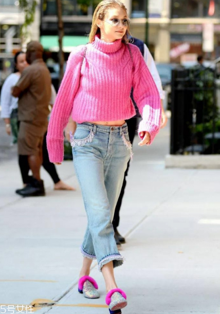 牛仔褲配什么毛衣好看？時髦復(fù)古風(fēng)女王穿搭