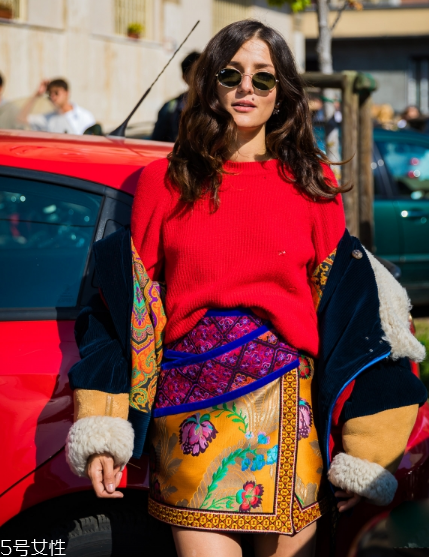 脖子短穿什么毛衣？輕松穿出天鵝頸