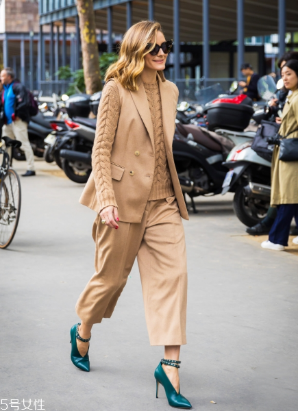 脖子短穿什么毛衣？輕松穿出天鵝頸