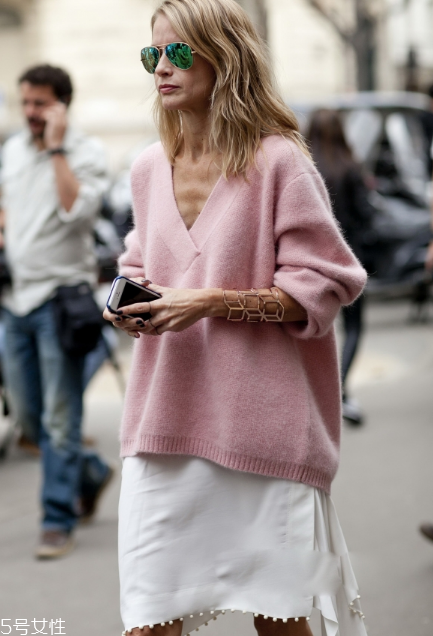 脖子短穿什么毛衣？輕松穿出天鵝頸