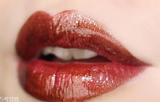 阿瑪尼黑管哪個色最火？阿瑪尼紅管和黑管的區(qū)別