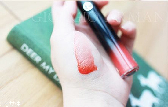 阿瑪尼黑管紅管哪個好？打造鮮艷欲滴的動人雙唇