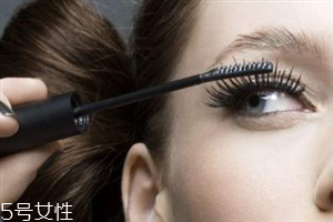 如何挑選合適的睫毛膏？這樣刷睫毛卷翹靚麗