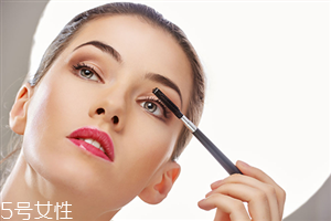 睫毛膏保質期一般是多久？過期的睫毛膏還能這樣用