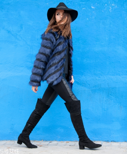 藍(lán)色皮草怎么搭配？盡顯高貴迷人氣質(zhì)