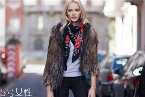 棕色皮草怎么搭配？這樣穿復(fù)古又有氣質(zhì)