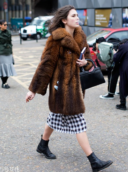 棕色皮草怎么搭配？這樣穿復(fù)古又有氣質(zhì)