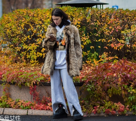 棕色皮草怎么搭配？這樣穿復(fù)古又有氣質(zhì)