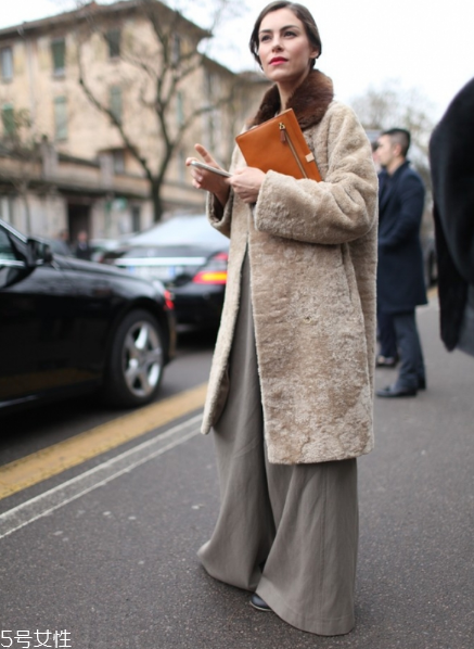 棕色皮草怎么搭配？這樣穿復(fù)古又有氣質(zhì)