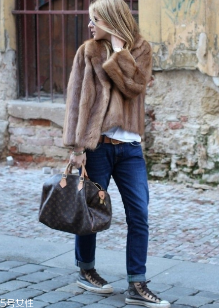 棕色皮草怎么搭配？這樣穿復(fù)古又有氣質(zhì)