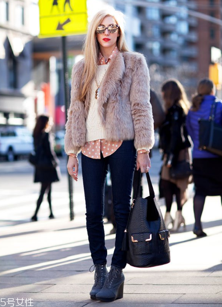 棕色皮草怎么搭配？這樣穿復(fù)古又有氣質(zhì)