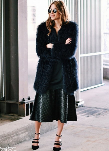 黑色皮草怎么搭配好看？教你凹足造型感