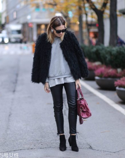 黑色皮草怎么搭配好看？教你凹足造型感