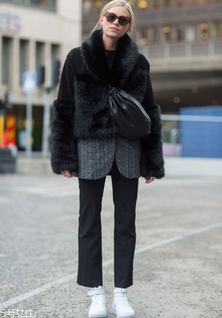 黑色皮草怎么搭配好看？教你凹足造型感