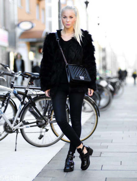 黑色皮草怎么搭配好看？教你凹足造型感