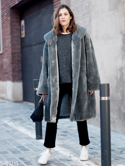 灰色皮草怎么搭配？這樣就能輕松駕馭
