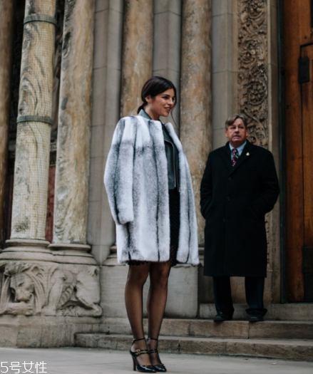 灰色皮草怎么搭配？這樣就能輕松駕馭