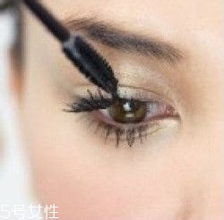 如何挑選合適的睫毛膏？這樣刷睫毛卷翹靚麗
