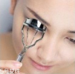如何挑選合適的睫毛膏？這樣刷睫毛卷翹靚麗