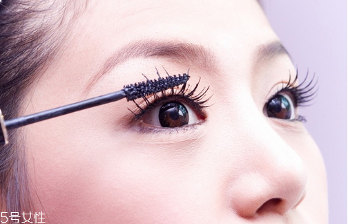 睫毛膏保質(zhì)期一般是多久？過期的睫毛膏還能這樣用