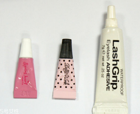 假睫毛膠水過敏怎么辦？貼假睫毛的小技巧