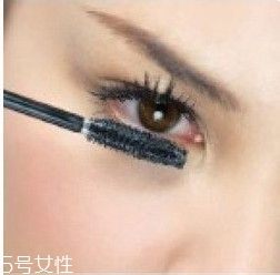 如何挑選合適的睫毛膏？這樣刷睫毛卷翹靚麗