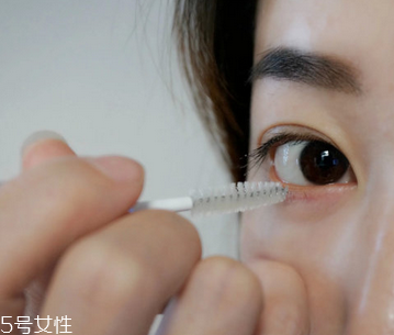 睫毛增長(zhǎng)液可以用于眉毛嗎？睫毛增長(zhǎng)液還可以涂頭發(fā)