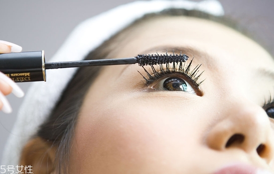 睫毛膏暈妝是什么原因？化妝手法很重要