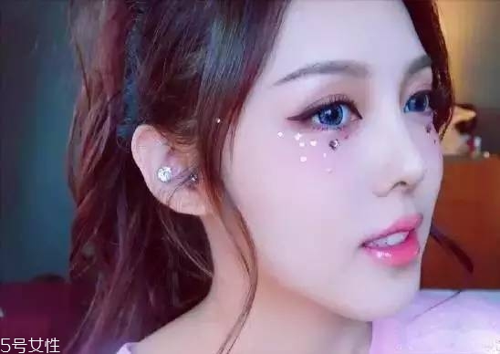 年會(huì)畫(huà)什么妝最好看上鏡？亮片妝絕對(duì)是最耀眼的