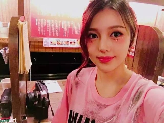 年會(huì)畫(huà)什么妝最好看上鏡？亮片妝絕對(duì)是最耀眼的