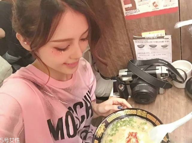 年會(huì)畫(huà)什么妝最好看上鏡？亮片妝絕對(duì)是最耀眼的