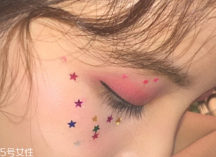 年會(huì)畫(huà)什么妝最好看上鏡？亮片妝絕對(duì)是最耀眼的