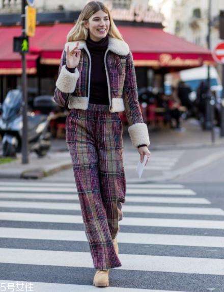 黑色高領(lǐng)毛衣怎么搭配？混搭出時(shí)髦著裝