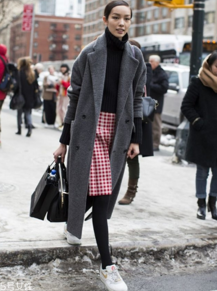 黑色高領(lǐng)毛衣怎么搭配？混搭出時(shí)髦著裝