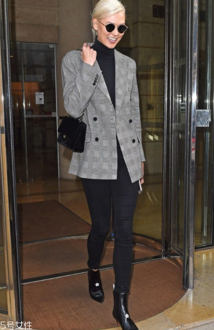 黑色高領(lǐng)毛衣怎么搭配？混搭出時(shí)髦著裝