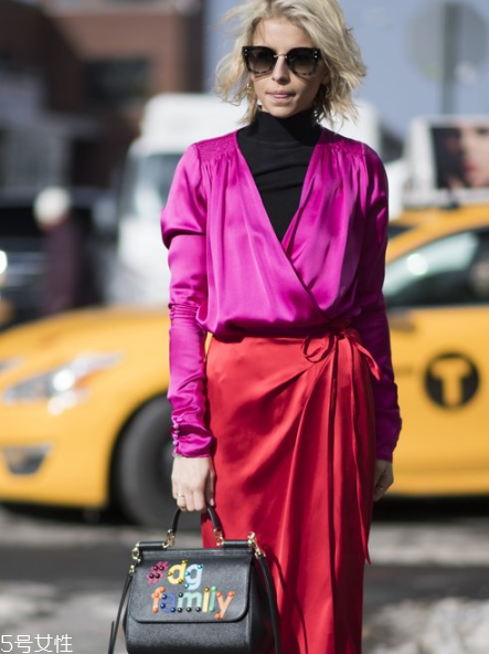 黑色高領(lǐng)毛衣怎么搭配？混搭出時(shí)髦著裝