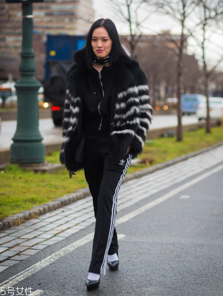 皮草搭配什么褲子好看？打造冬日新時(shí)尚